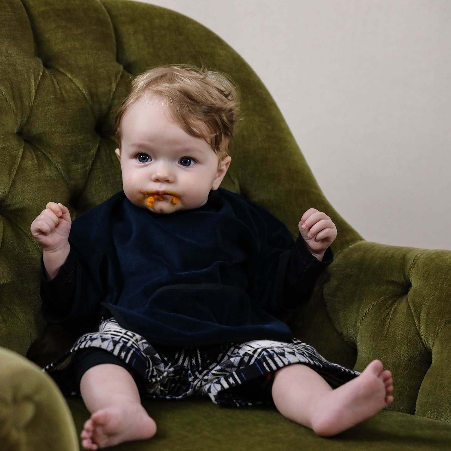 Blue Velvet Bib with Sleeves – view 2 – Infantium Victoria